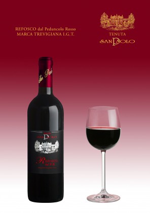 REFOSCO DAL PEDUNCOLO ROSSO MARCA TREVIGIANA I.G.T. Vino possente e raffinato nel colore, nell’aroma e nel sapore. Variegato, complesso, marcatamente fruttato. Offre il meglio di sé dopo un prolungato affinamento in botte. È indicato per tutti i piatti, anche forti, escluso il pesce. Da servire ad una temperatura di 18-20° C.